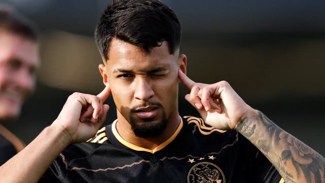Ajax Returns to Eredivisie Without Kasper Dolberg, Míchel